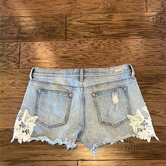 Sneak Peek Mid Rise Shorts Size L - Picture 2 of 16